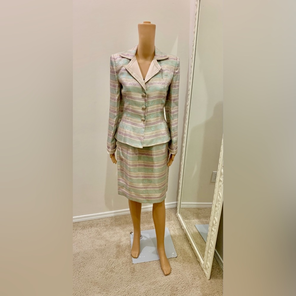 Victor Costa by Nahdree
Vintage Two piece skirt suit